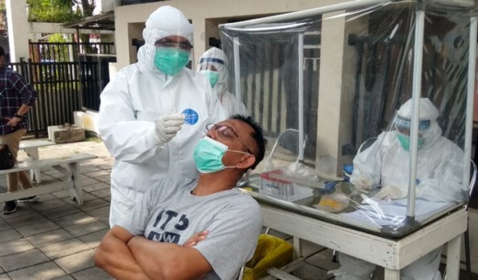 ilustrasi tes swab PCR