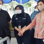 Yanti Herman (tengah) Direktur Pelayanan Kesehatan Primer saat meninjau persiapan protokol kesehatan di Gereja Katedral Jakarta (21/12/2022)
