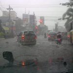 ilustrasi jalan raya banjir akibat curah hujan tinggi