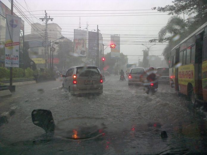 ilustrasi jalan raya banjir akibat curah hujan tinggi