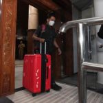 Penyidik KPK berjalan keluar usai melakukan penggeledahan di Gedung DPRD Jawa Timur, Surabaya, Jawa Timur (20/12/2022).