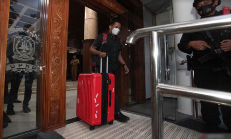 Penyidik KPK berjalan keluar usai melakukan penggeledahan di Gedung DPRD Jawa Timur, Surabaya, Jawa Timur (20/12/2022). 