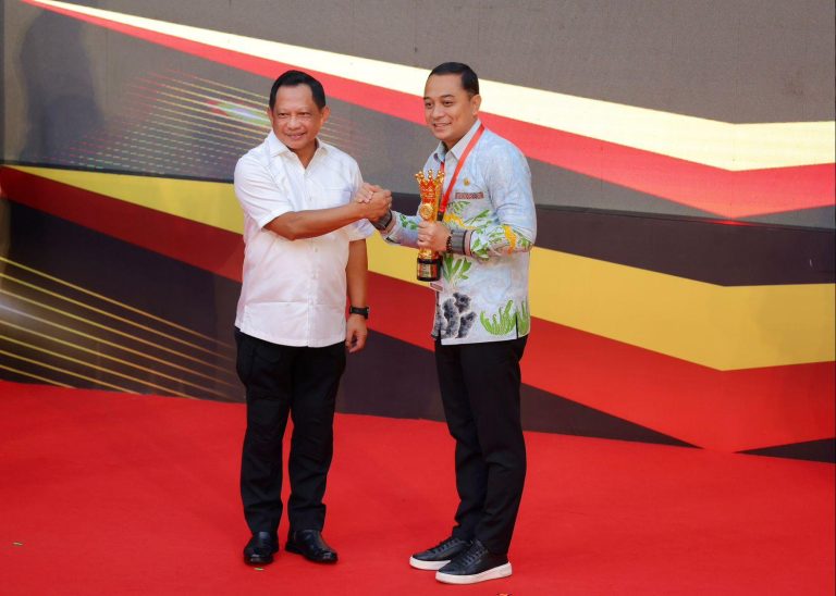 Mendagri Tito Beri Penghargaan Surabaya sebagai Kota Terinovatif