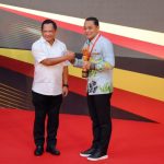 Menteri Dalam Negeri (Mendagri) RI Tito Karnavian beri penghargaan Surabaya sebagai kota terinovatif. Penghargaan itu diberikan langsung ke Eri Cahyadi Wali Kota Surabaya, Jumat (23/12/2022).