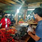 Tim-LinkAja-sedang-membelanjakan-pesanan-dari-konsumen-melalui-aplikasi-yang-kemudian-akan-dikirimkan-ke-rumah-masing-masing-pemesan.