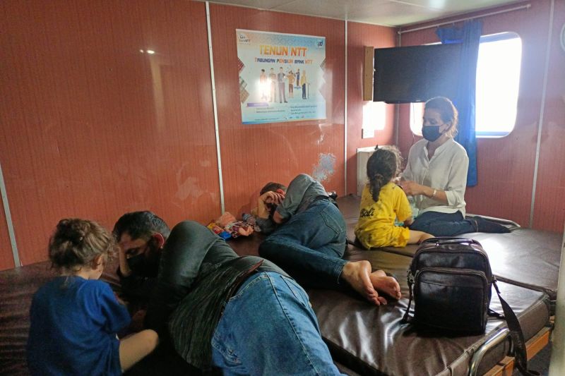 Sejumlah WNA Irak berada di atas kapal Ferry saat hendak bertolak ke Kupang