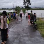 Akses jalan menuju Desa Setrokalangan, Kecamatan Kaliwungu, Kabupaten Kudus, Jawa Tengah, mulai tergenang banjir.