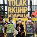 Aksi menolak pengesahan RKUHP di depan Gedung DPR RI