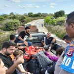 Polres Rote Ndao saat mengawal sejumlah imigran asal Irak yang terdampar di perairan Rote Ndao, NTT