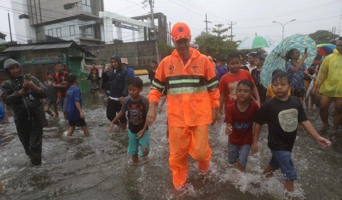 Ganjar Tinjau Banjir Semarang