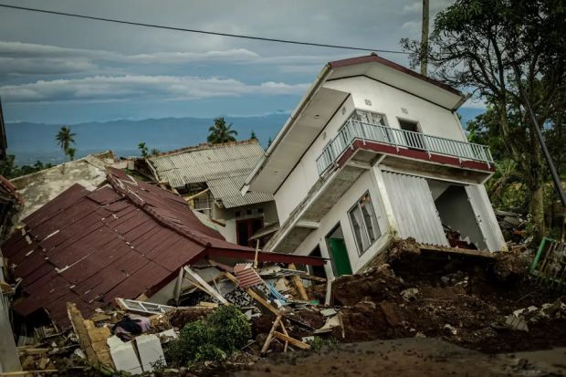 rumah rusak akibat gempa Cianjur