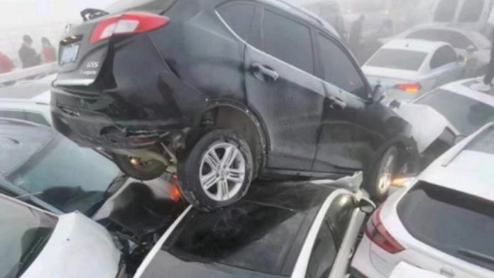 Kecelakaan Ratusan Kendaraan di Jembatan China