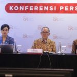 Kepala Eksekutif Pengawas Industri Keuangan Non Bank (IKNB) Otoritas Jasa Keuangan (OJK) Ogi Prastomiyono (tengah) mengumumkan pencabutan izin usaha asuransi jiwa PT Asuransi Jiwa Adisarana Wanaartha atau Wanaartha Life, Jakarta (5/12/2022).