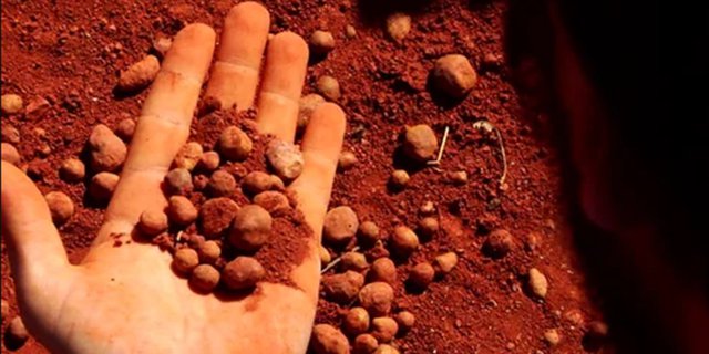 ilustrasi bijih bauksit