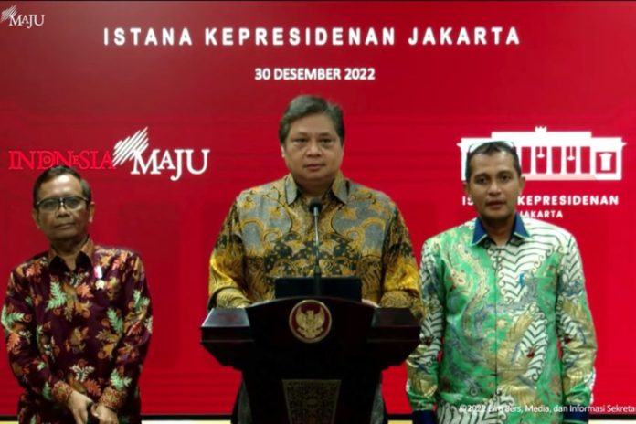 Menko Perekonomian Airlangga Hartarto dalam keterangan pers bersama Menkopolhukam Mahfud MD dan Wamenkumham Edward Omar Sharif Hiariej di Kantor Presiden, Jakarta, Jumat (30/12/2022).