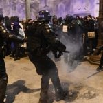 Pendukung Prancis Bentrok dengan Polisi di Paris Usai Kalah Dengan Argentina.