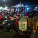 Ratusan kendaraan roda empat antre saat menunggu kapal bersandar di Dermaga Pelabuhan Merak, Kota Cilegon, Banten, Kamis (22/12/2022).