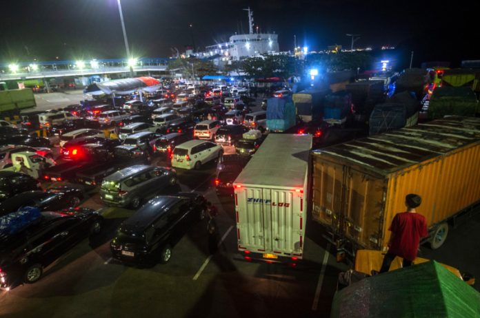 Ratusan kendaraan roda empat antre saat menunggu kapal bersandar di Dermaga Pelabuhan Merak, Kota Cilegon, Banten, Kamis (22/12/2022).