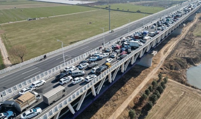 Kecelakaan Ratusan Kendaraan di Jembatan China