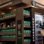Pelanggan membeli produk Starbucks RTD di minimarket.