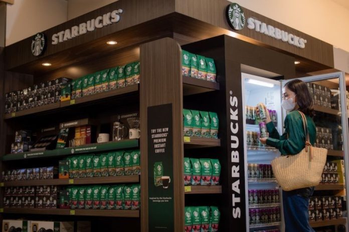 Pelanggan membeli produk Starbucks RTD di minimarket.