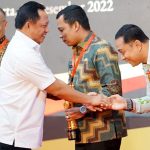 Menteri Dalam Negeri (Mendagri) RI Tito Karnavian beri penghargaan Surabaya sebagai kota terinovatif. Penghargaan itu diberikan langsung ke Eri Cahyadi Wali Kota Surabaya, Jumat (23/12/2022).