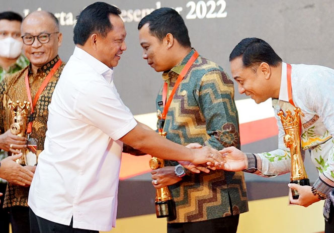 Menteri Dalam Negeri (Mendagri) RI Tito Karnavian beri penghargaan Surabaya sebagai kota terinovatif. Penghargaan itu diberikan langsung ke Eri Cahyadi Wali Kota Surabaya, Jumat (23/12/2022).