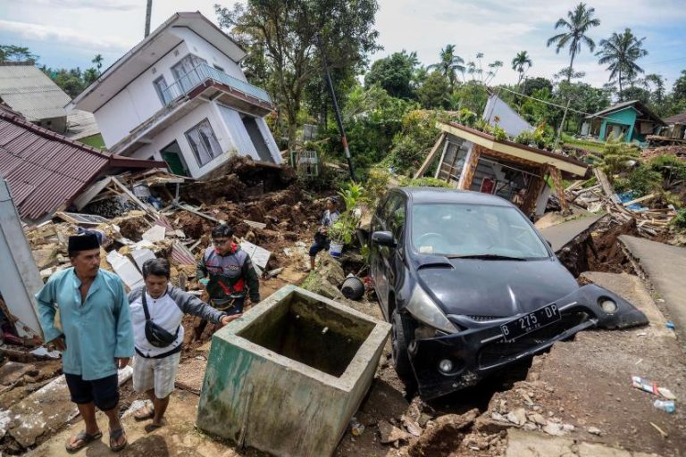 rumah rusak akibat gempa Cianjur