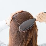 ilustrasi menyisir rambut