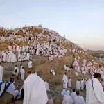 Peziarah mengunjungi bukit Jabal Rahmah di kawasan Padang Arafah, Makkah Al Mukarramah, Arab Saudi.