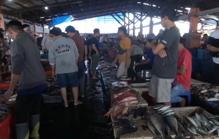 Suasana di Tempat Pelelangan Ikan (TPI) Paotere, Kecamatan Ujung Tanah, Makassar, Sulawesi Selatan (03/01/2023).