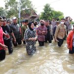 Menteri Sosial Tri Rismaharini meninjau langsung lokasi terisolir akibat bencana banjir di Pati, Jawa Tengah (06/01/2023).