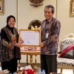 Deputi Pencegahan dan Monitoring KPK atau Koordinator Pelaksana Strategi Nasional Pencegahan Korupsi (Stranas PK), Pahala Nainggolan dan Mensos Tri Rismaharini di Gedung Kementerian Sosial, Jakarta Pusat (13/01/2023).