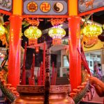 Warga keturunan Tionghoa bersembahyang di Wihara Amurva Bhumi (Hok Tek Tjeng Sin), Karet Semanggi, Jakarta.