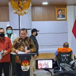 Ketua KPK Firli Bahuri dalam konferensi pers terkait Gubernur Papua Lukas Enembe yang sudah berstatus tersangka (11/1/2023).