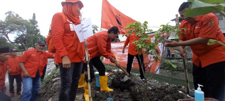 PDIP Surabaya Inisiasi Gerakan Penanaman Pohon dan Bersih Lingkungan Dikawasan Sungai Simomulyo