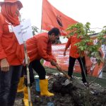 PDIP Surabaya Inisiasi Gerakan Penanaman Pohon dan Bersih Lingkungan Dikawasan Sungai Simomulyo