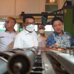 Kepala Staf Kepresidenan Dr. Moeldoko melihat produksi kawat enamel, di PT Supreme Cable Manufacturing & Commerce Tbk (PT SUCACO Tbk), di Bekasi (30/01/2023).