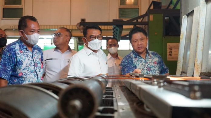Kepala Staf Kepresidenan Dr. Moeldoko melihat produksi kawat enamel, di PT Supreme Cable Manufacturing & Commerce Tbk (PT SUCACO Tbk), di Bekasi (30/01/2023).