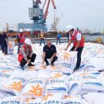 Sebanyak lima ribu ton beras impor asal Vietnam tiba di pelabuhan Tenau, Kupang, NTT.