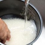 ilustrasi mencuci beras