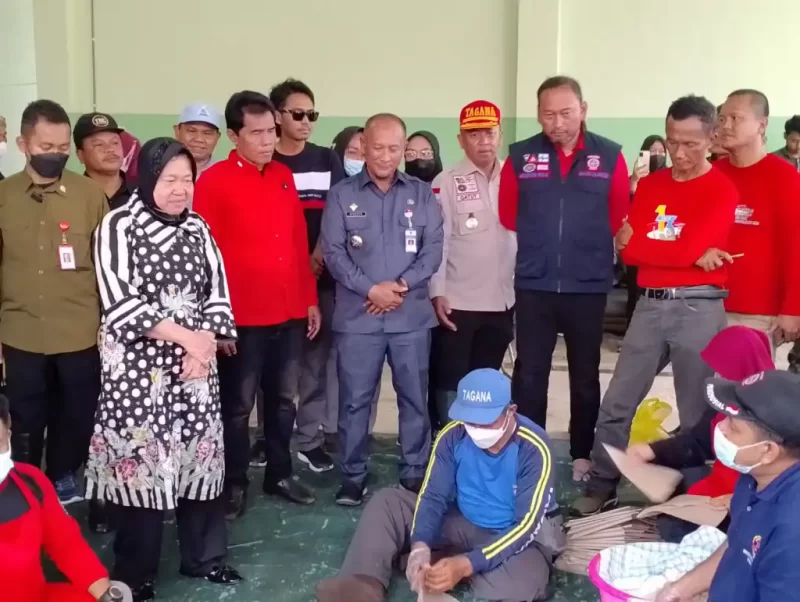 Menteri Sosial Tri Rismaharini meninjau langsung lokasi terisolir akibat bencana banjir di Pati, Jawa Tengah (06/01/2023).