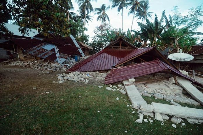 reruntuhan akibat gempa di Maluku