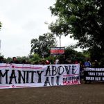 Aremania berunjuk rasa di depan Balai Kota Malang, Jawa Timur (27/10/2022).