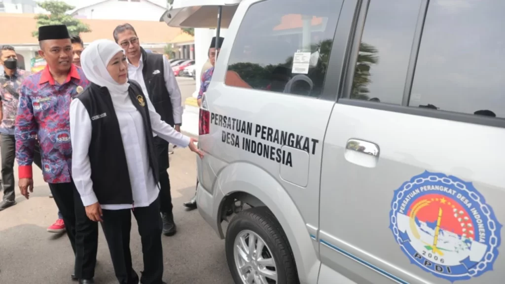 Penyerahan bantuan mobil CSR PT Bank Jatim oleh Gubernur Jatim Khofifah Indar Parawansa kepada Persatuan Perangkat Desa Indonesia (PPDI) Jawa Timur, di Gedung Negara Grahadi (20/1/2023).