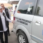 Penyerahan bantuan mobil CSR PT Bank Jatim oleh Gubernur Jatim Khofifah Indar Parawansa kepada Persatuan Perangkat Desa Indonesia (PPDI) Jawa Timur, di Gedung Negara Grahadi (20/1/2023).