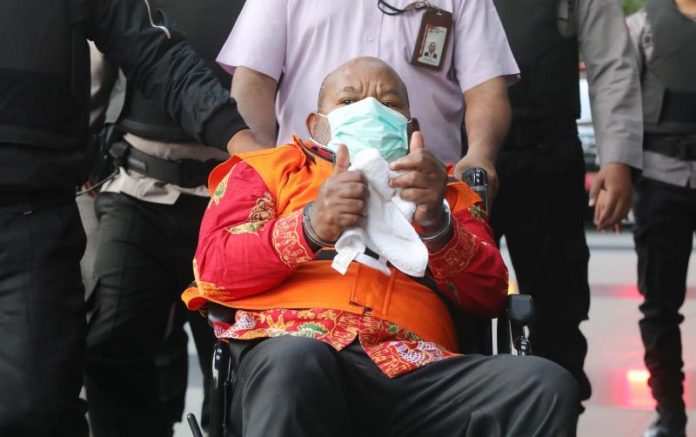Gubernur Non Aktif Papua Lukas Enembe tiba menggunakan kursi roda di Gedung KPK, Jakarta (12/01/2023).