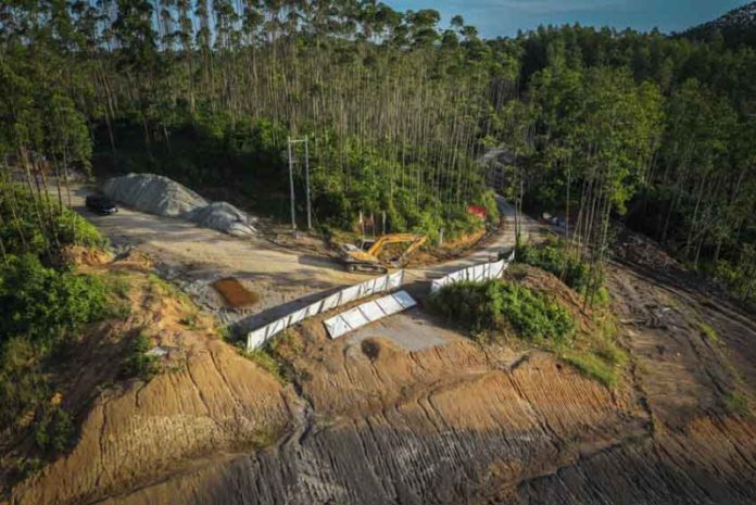 Foto udara proses pembangunan jalan lingkar Sepaku segmen 2 di lokasi Ibu Kota Negara (IKN) Nusantara Kabupaten Penajam Paser Utara, Kalimantan Timur (4/10/2022).
