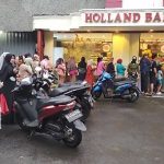 Viral Roti Holland Bakery Diskon 45 Persen, Warga Rela Antre Panjang di Tengah Hujan.