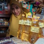 ilustrasi pedagang minyak goreng di pasar